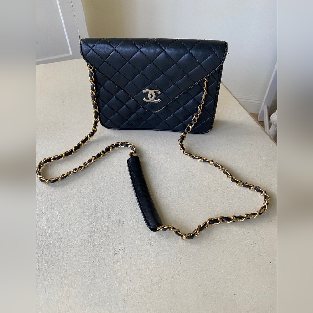 AUTHENTIC VINTAGE BLACK CHANEL PURSE